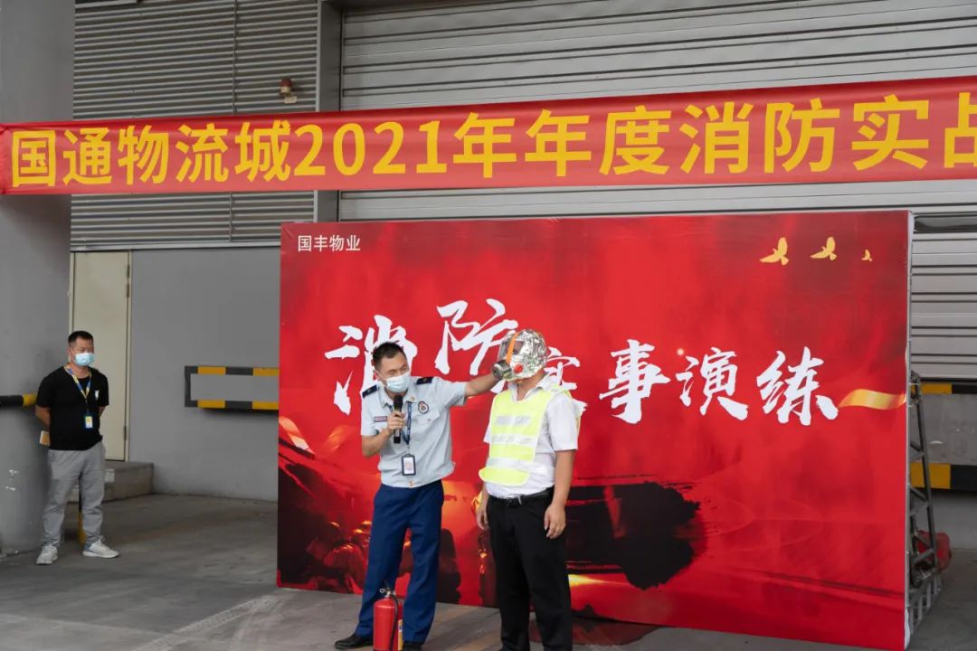 冼仲恒教官演示消防器材使用方法2.jpg