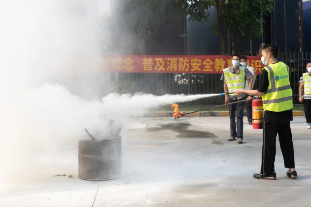 园区租户参与到实战演练中，扑灭燃烧的火势1.jpg
